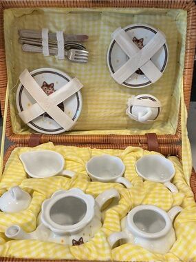 Vtg MCM Delton children porcelain tea set for 2 wicker picnic basket cat motif